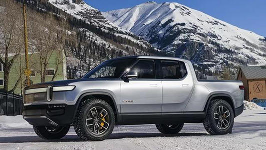 Rivian R1T皮卡坦克转弯视频放大了细节