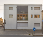 FabredeMarien的Tirepois公寓设有金属壁板和嵌入式窗户