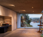费利佩阿萨迪的混凝土画家工作室坐落在智利海滨的岩石山坡上