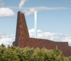 ErickvanEgeraat的Roskilde电厂具有发光的穿孔立面