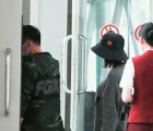 郑恺苗苗机场牵手是什么时候 苗苗小腹微微凸起有网友表示或许已经怀孕5、6个月了