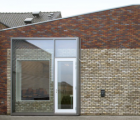 工作室TomVanhee的Westvleteren社区中心对比了旧砖与新砖