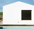 由建筑师MarinaSenabre建造的梅诺卡岛房屋的最小白色建筑